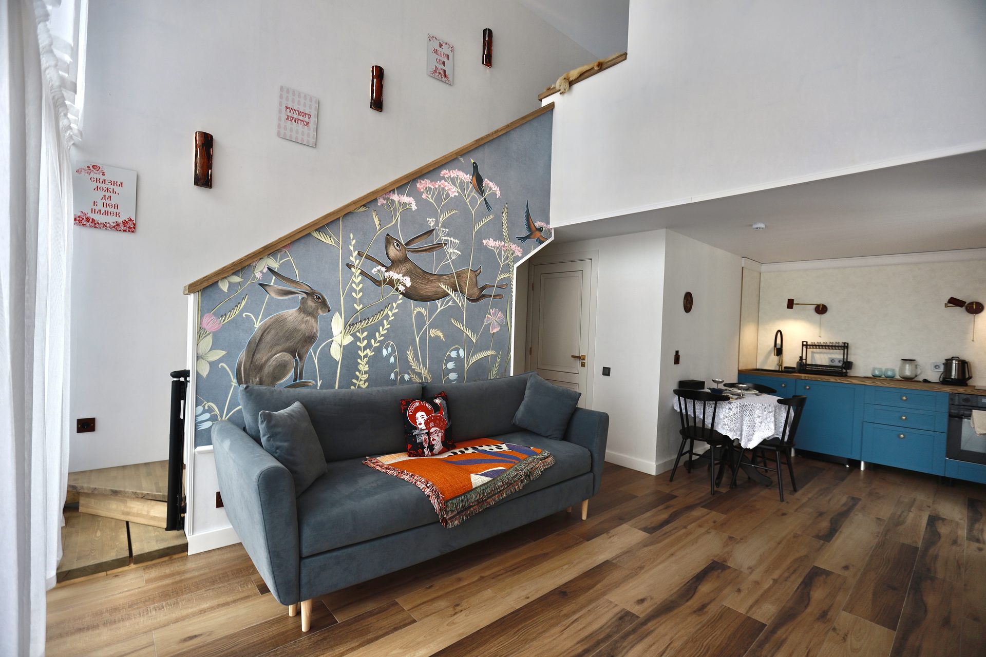 Гостиная с декоративной росписью