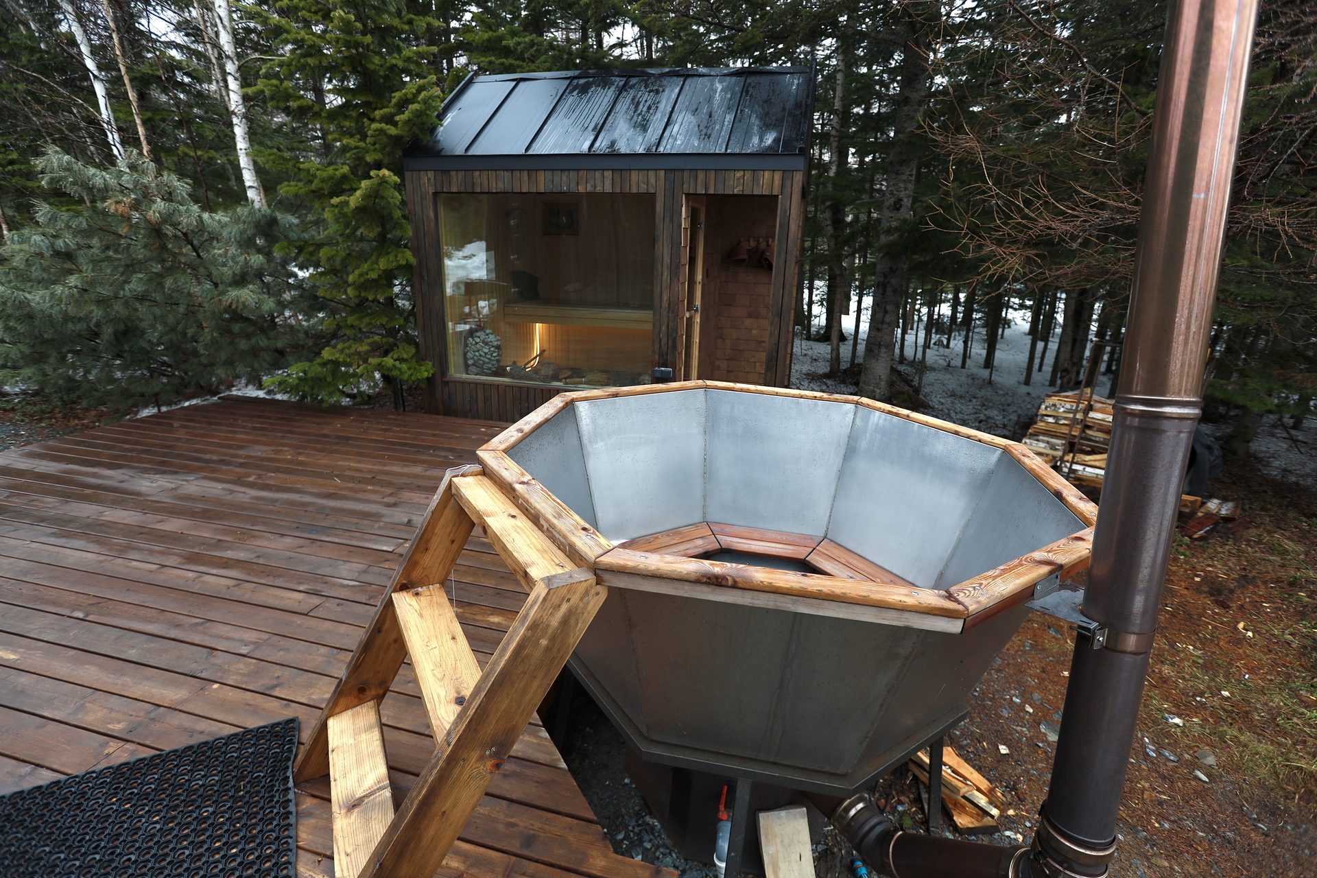 Банный чан на террасе — загородный отдых Южно-Сахалинск