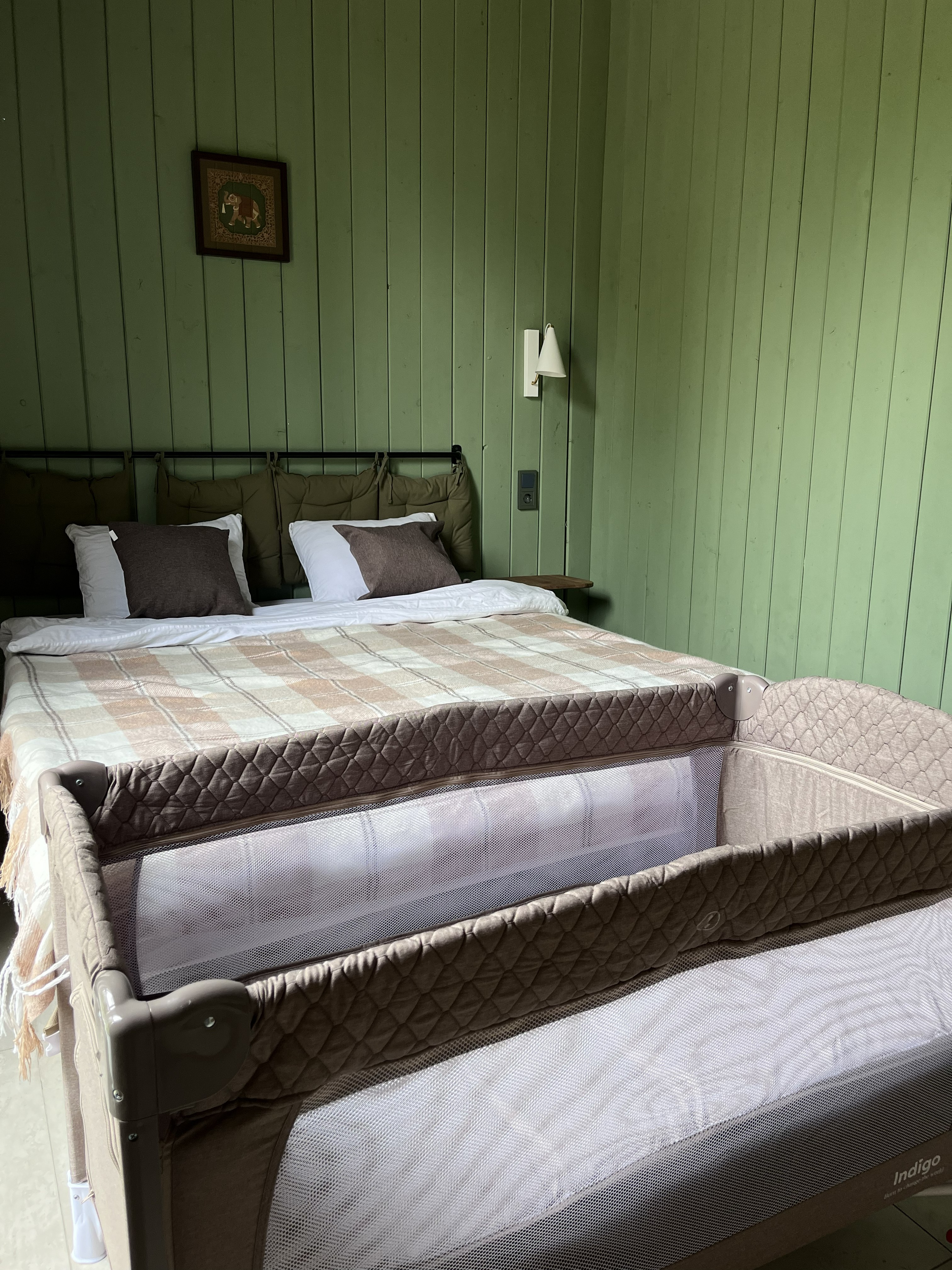 Спальня с детской кроватью