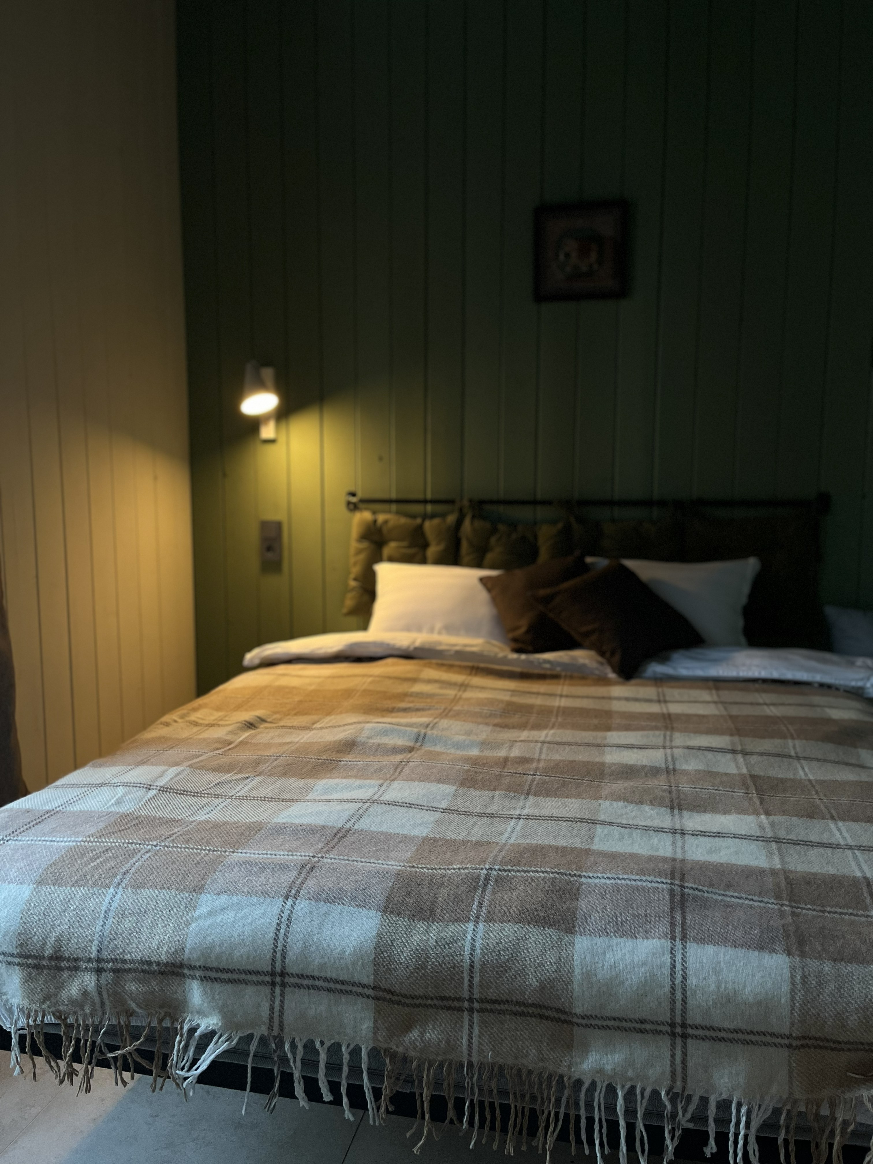 Уютная спальня с двуспальной кроватью - аренда коттеджа Сахалин