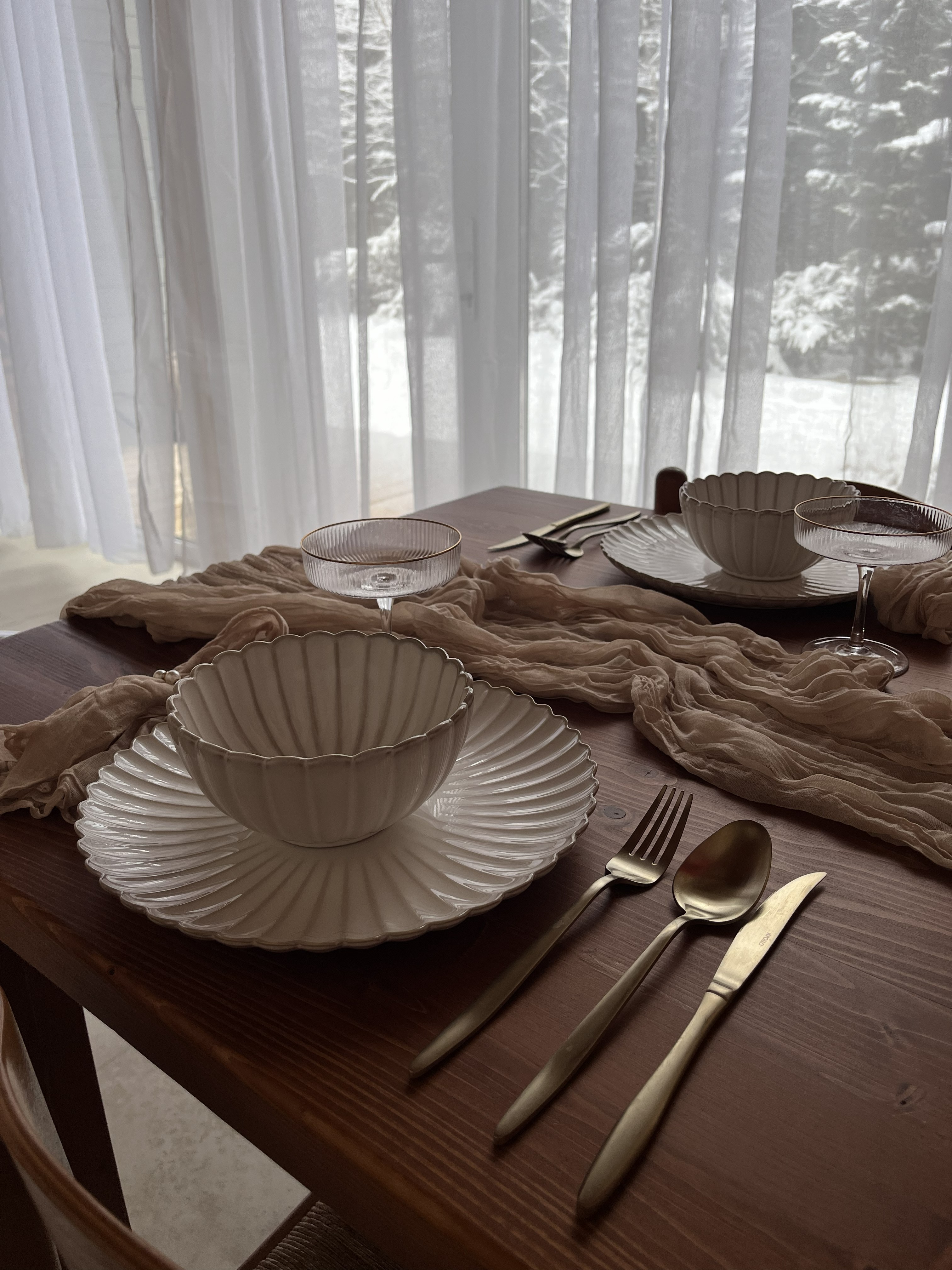 Праздничная обеденная зона в гостевом доме Shelter Сахалин