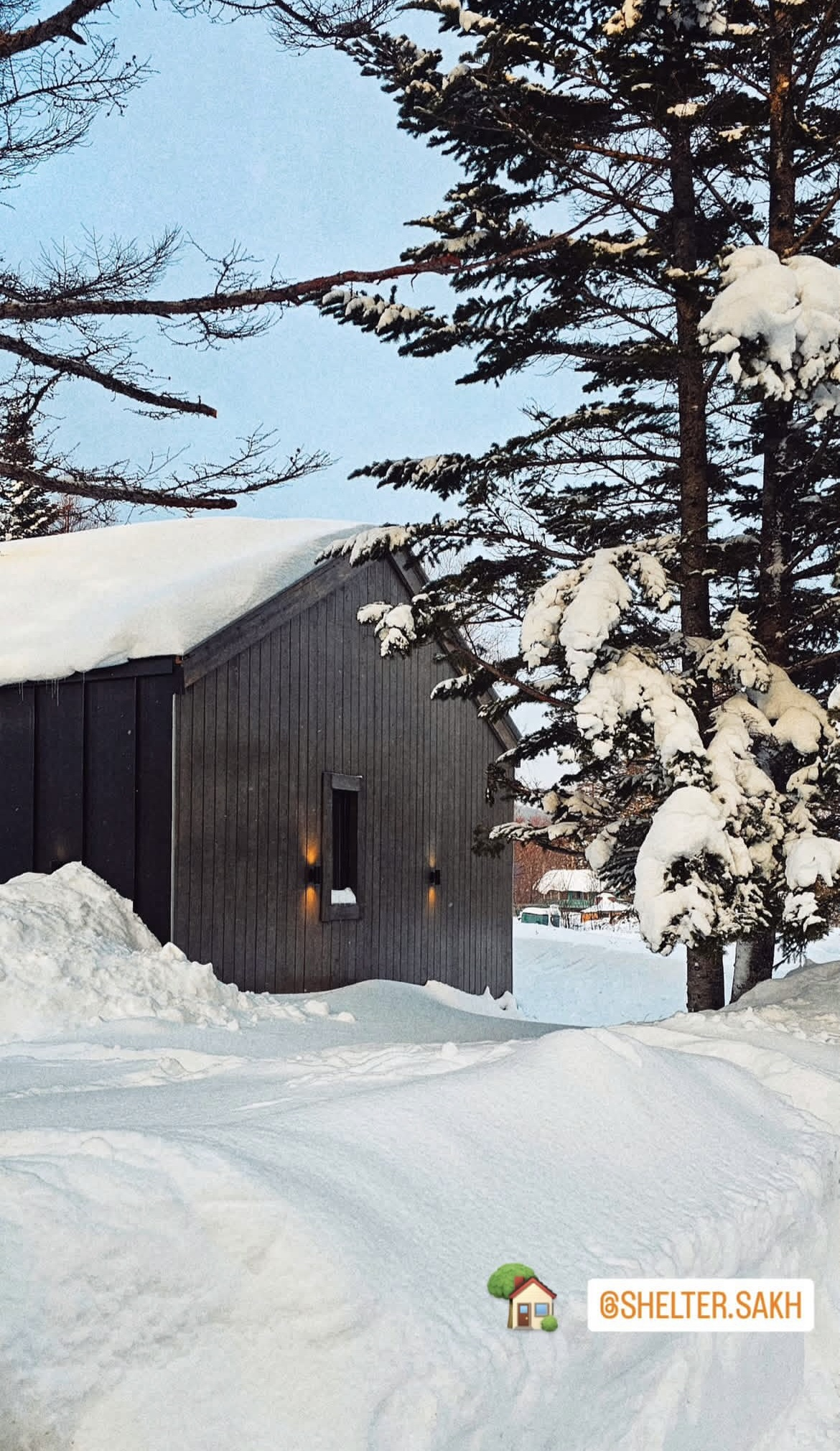 Фасад загородного дома Shelter зимой на Сахалине