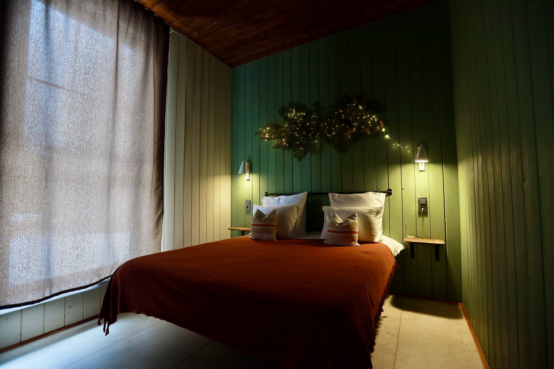 Уютная спальня в гостевом доме Shelter — отдых за городом Сахалин